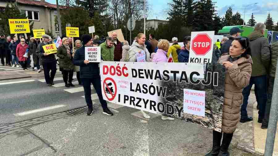 Mieszkańcy protestują przeciwko budowie kolei w wariancie W9