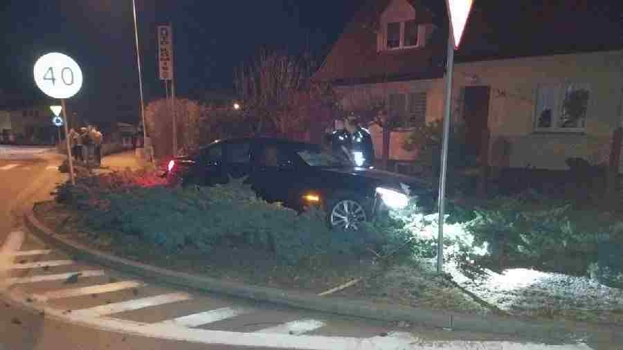Kierowca BMW uciekał przed policją, rozbił auto, odpowie za popełnienie przestępstwa