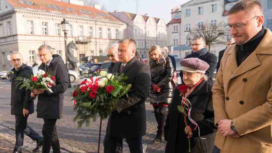 Złożyli kwiaty pod tablicą na Placu Wolności