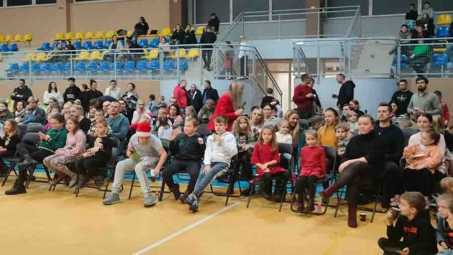 Spotkanie Świąteczne Uczniowskiego Klubu Sportowego Judo w Tuliszkowie odbyło się w hali sportowej.