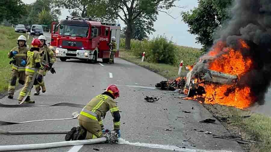 Czołowe zderzenie motocyklisty z samochodem osobowym