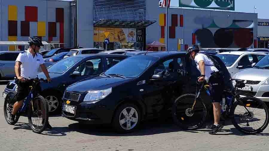 Mundurowi na rowerach patrolują parkingi