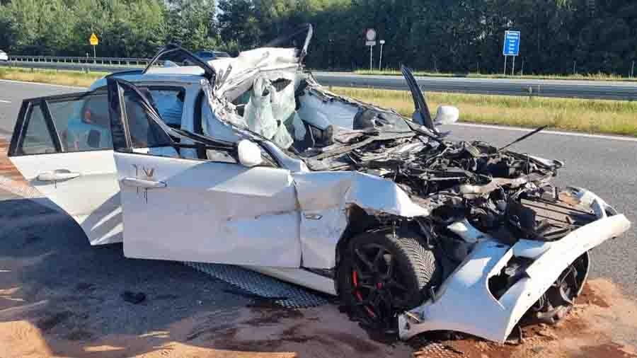 BMW wjechał pod naczepę TIR-a