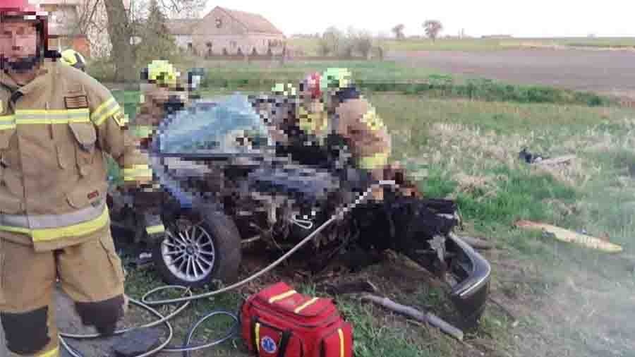 Śmiertelny wypadek w  w miejscowości Słupeczka. BMW rozbiło się na drzewie.