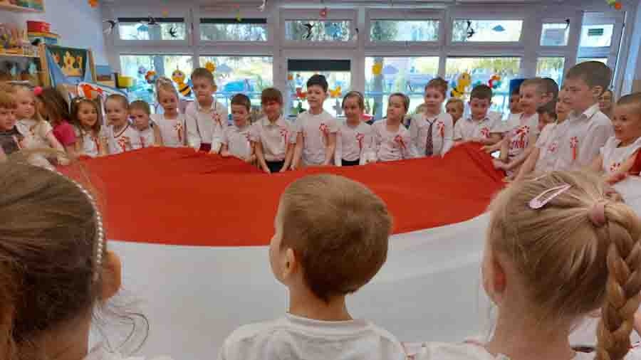 Przedszkolaki świętowały Dzień Flagi