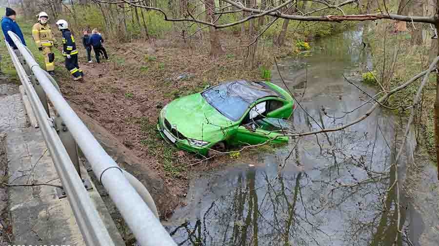BMW wylądowało w rzece