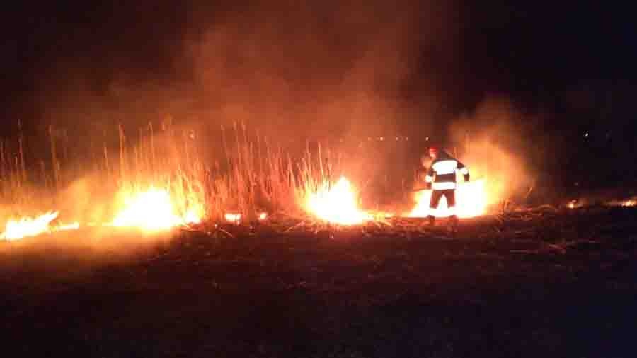 7 pożarów traw, jedna osoba poparzona