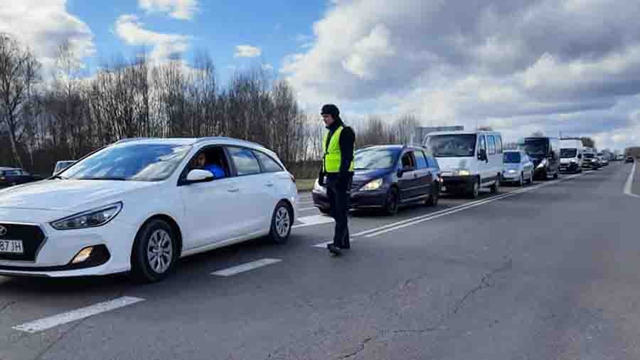 Policjanci z Konina pomagają na przejściu granicznym z Ukrainą