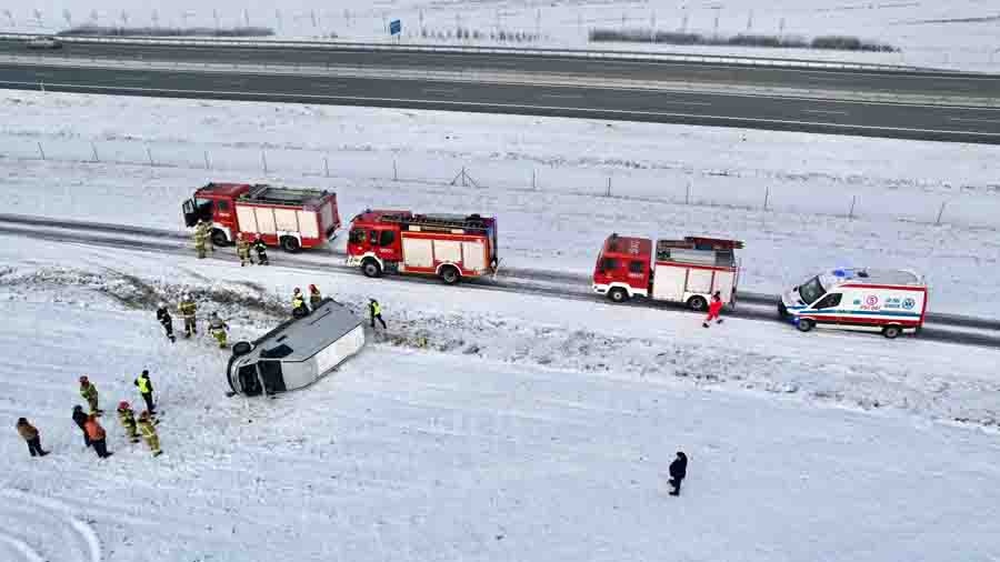 Bus wypadł z drogi na 233 km autostrady A-2