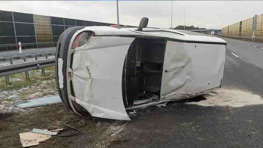 Dachowanie samochodu osobowego na autostradzie A2