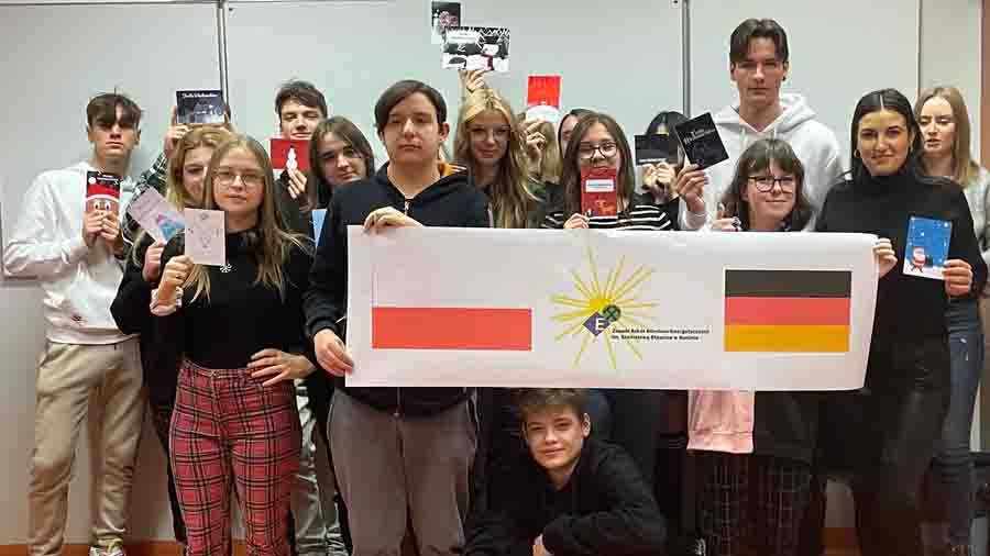 Przygotowali kartki świąteczne dla domu dziecka