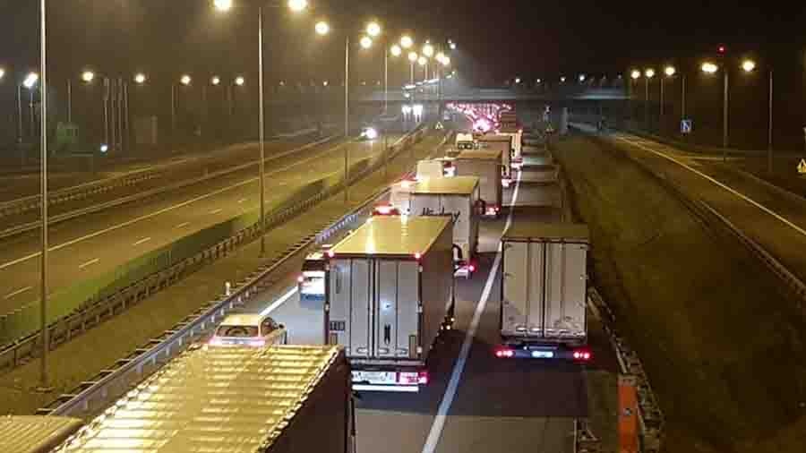 Korki i utrudnienia w ruchu na autostradzie