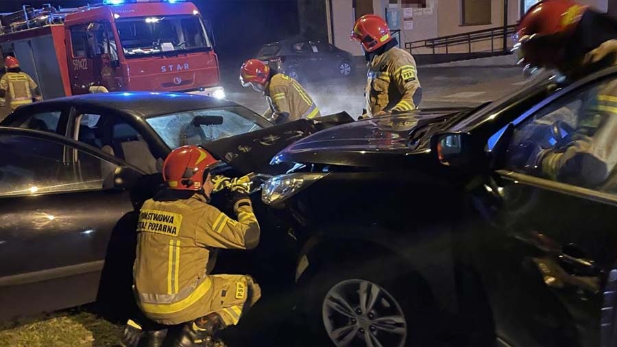Czołowe zderzenie dwóch samochodów