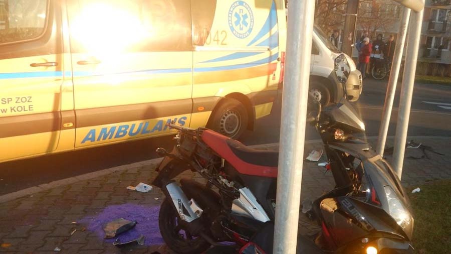 Wypadek samochodu osobowego i motocykla