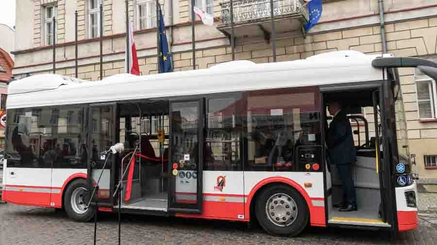Pierwszy autobus elektryczny w Polsce, jeździ po Koninie