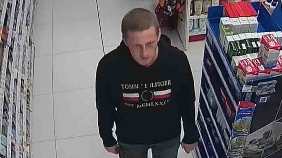 Policja poszukuje mężczyzny, który dokonał kradzieży artykułów kosmetycznych.