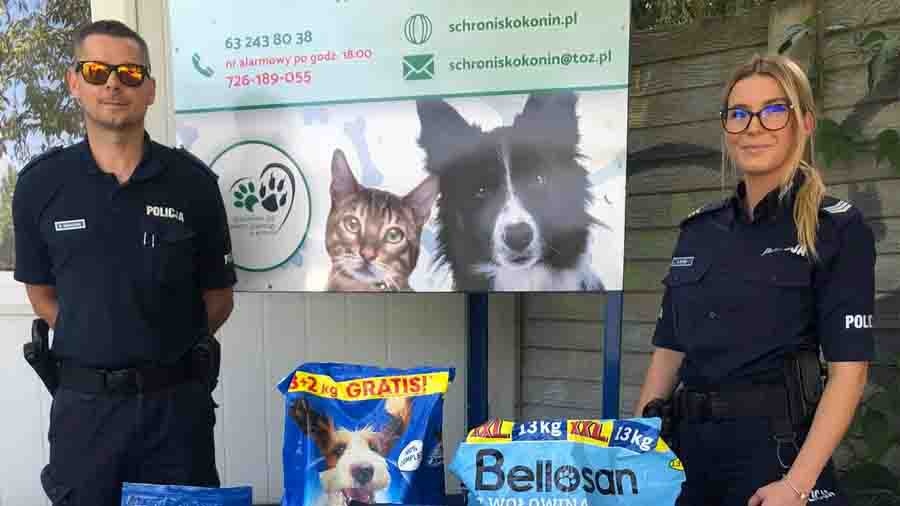 Policjanci zbierali karmę