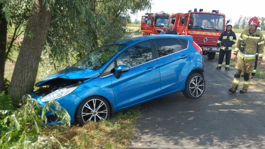 Wypadek drogowy samochodu osobowego i kombajnu
