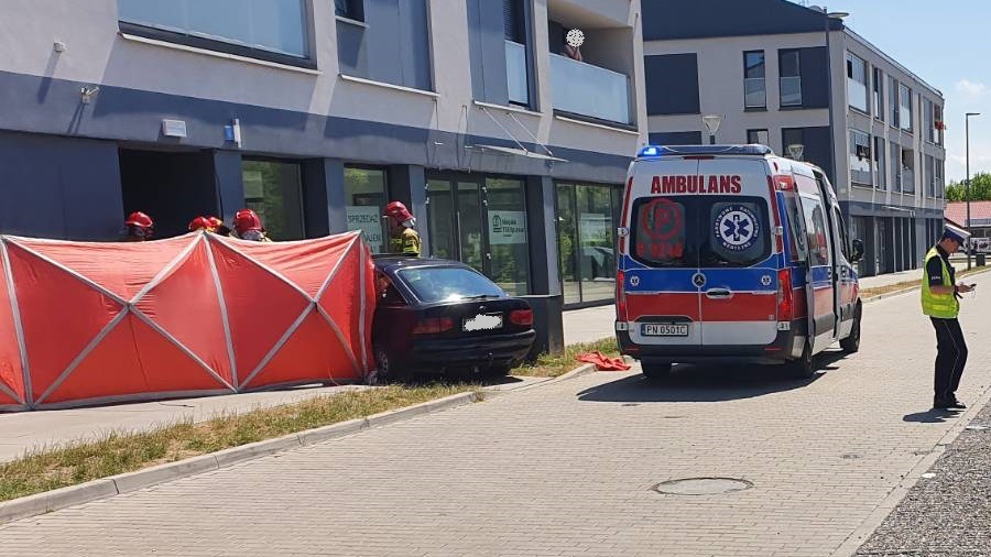 Samochód uderzył w budynek mieszkalny