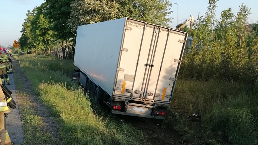 Samochód ciężarowy w rowie