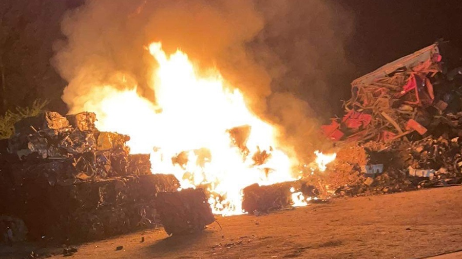 Pożar złomu przy ul. Marantowskiej w Koninie