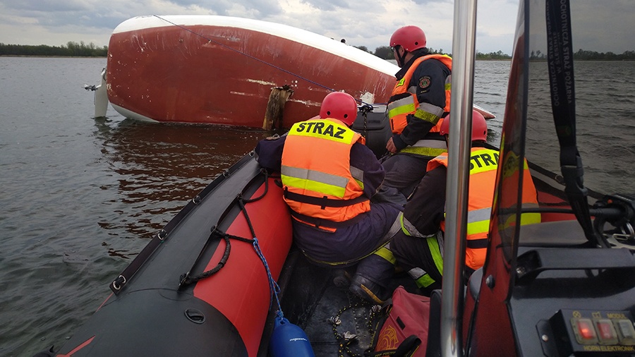 Przewrócona żaglówka na jeziorze Pątnowskim