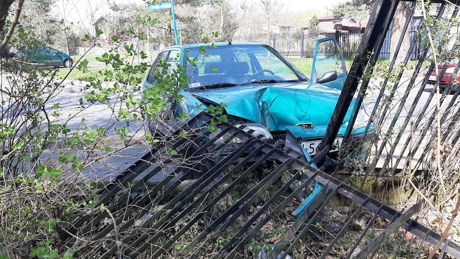 Samochód uderzył w ogrodzenie Parku Chopina