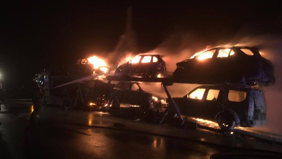 Pożar samochodów na auto lawecie