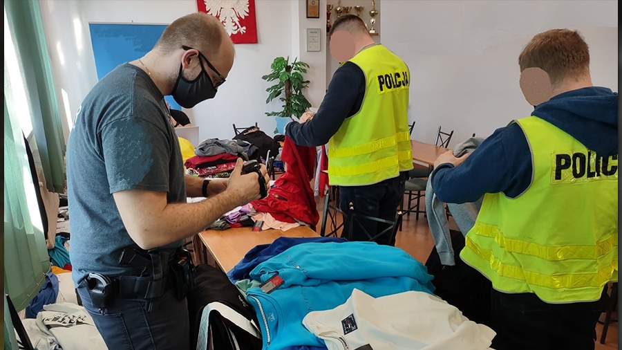 Policjanci zabezpieczyli odzież z podrobionymi znakami
