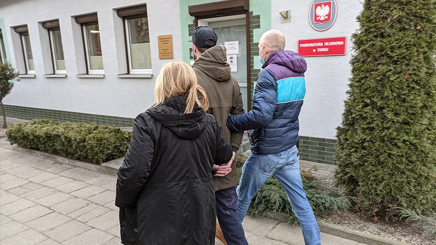 Jechał pijany, uszkodził samochody, chciał przekupić policjantów