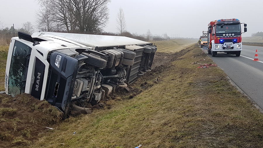 Ciężarówka w rowie na A2