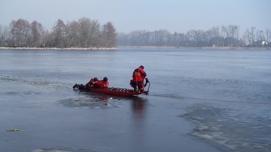 Ćwiczenia strażaków na kruchym lodzie