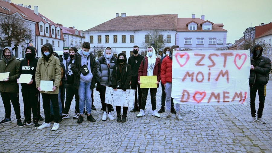 Uczniowie protestują przeciwko likwidacji Hutniczej