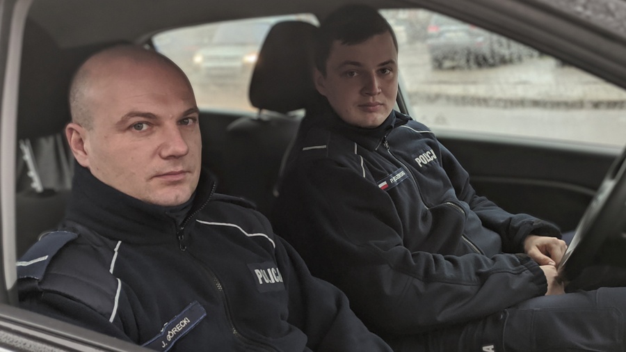 Policjanci konwojowali ojca z dwuletnią córką, która połknęła środek do czyszczenia rur