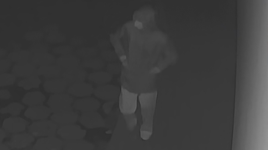 Policja poszukuje sprawcy podpalenia samochodu