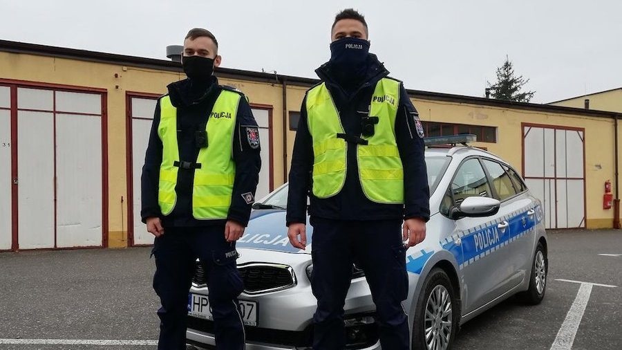 Policjanci pomogli rodzącej kobiecie dotrzeć na czas do szpitala