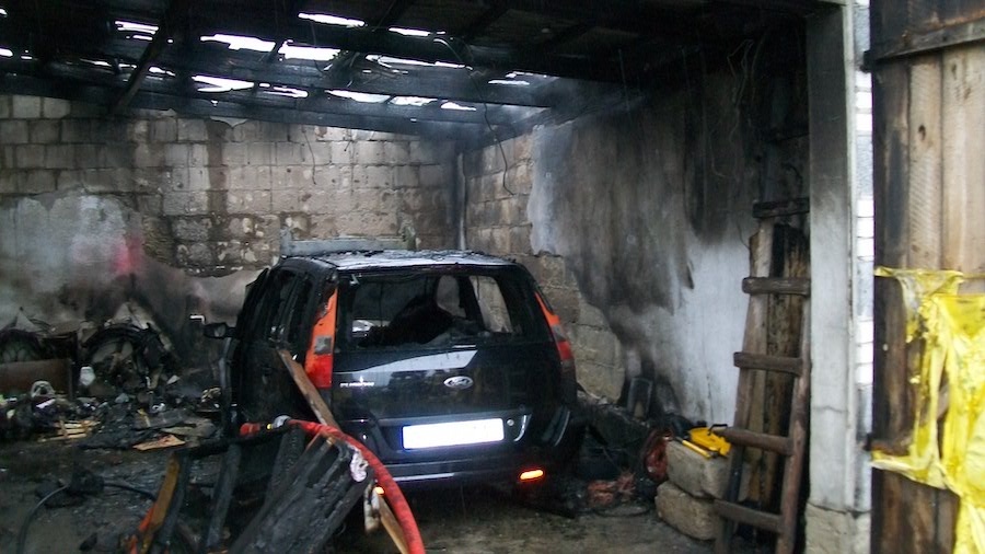 Pożar samochodu w garażu - 31 strażaków w akcji