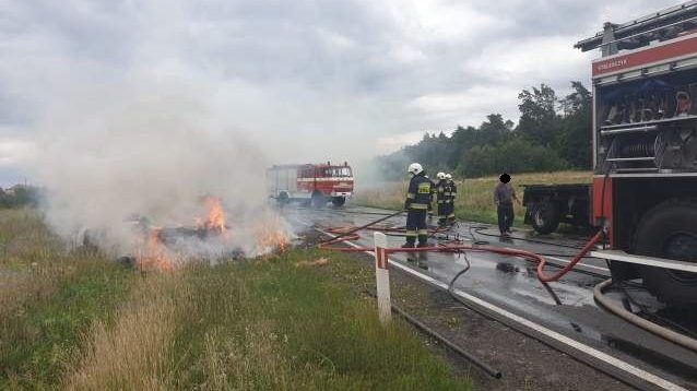 Pożar przyczepy rolniczej ze słomą