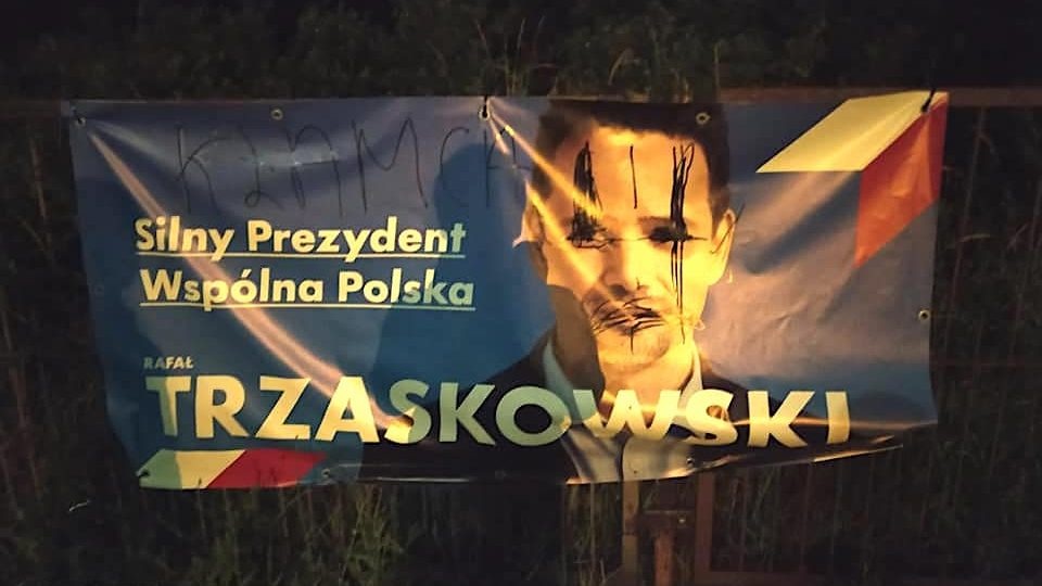 Banery wyborcze zniszczone