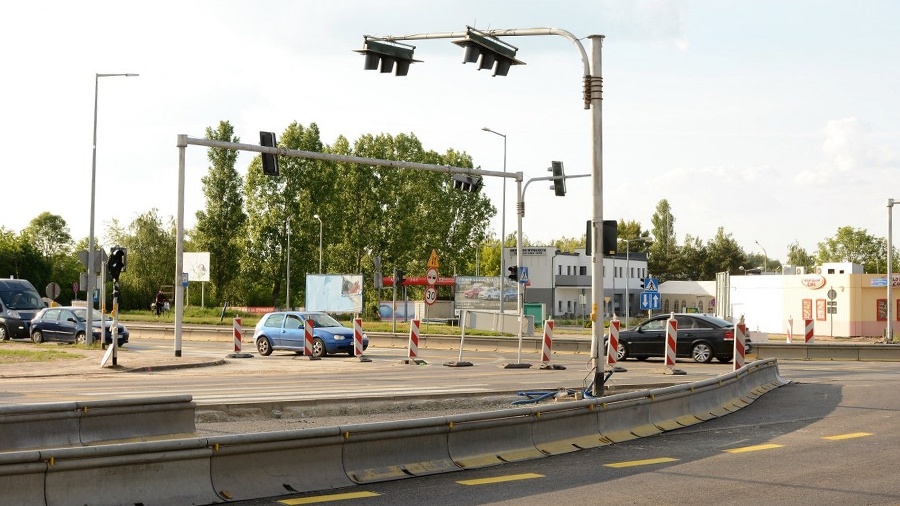 Policja kieruje ruchem na skrzyżowaniu Przemysłowej i Paderewskiego