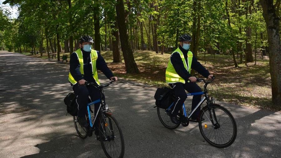 Już można zobaczyć policjantów na rowerach.