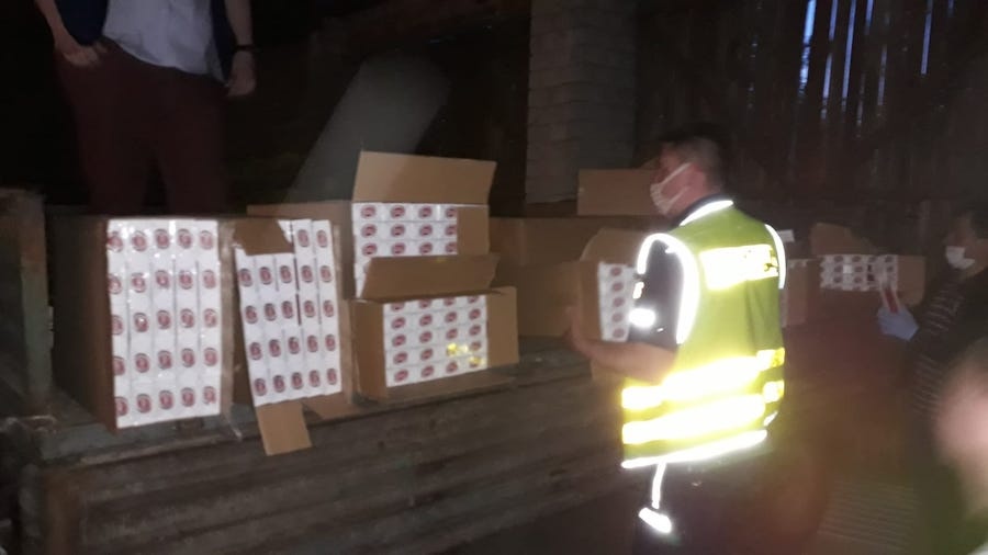 Dwóch mężczyzn zatrzymanych za kradzież z włamaniem oraz pobicie. Dodatkowo jeden odpowie za posiadanie 20 tyś paczek papierosów bez akcyzy