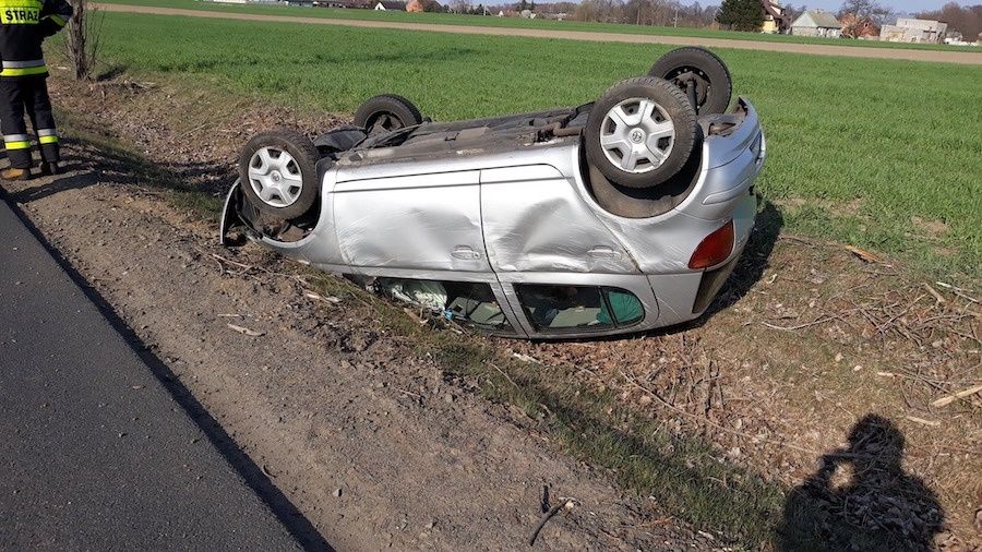 Auto dachowało na drodze powiatowej