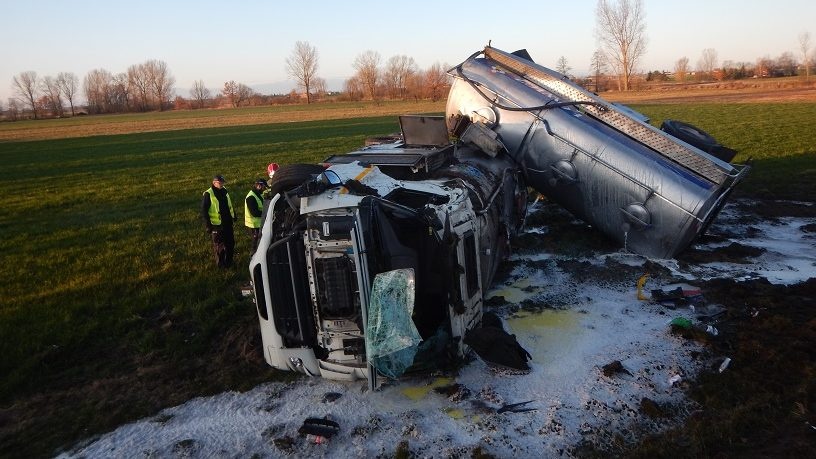Wypadek cysterny z mlekiem w miejscowości Kocewia Mała