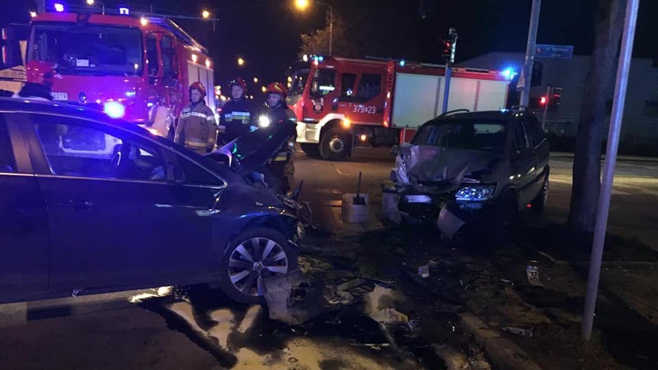 Zderzenie trzech samochodów na skrzyżowaniu ul.  Spółdzielców i Hurtowej