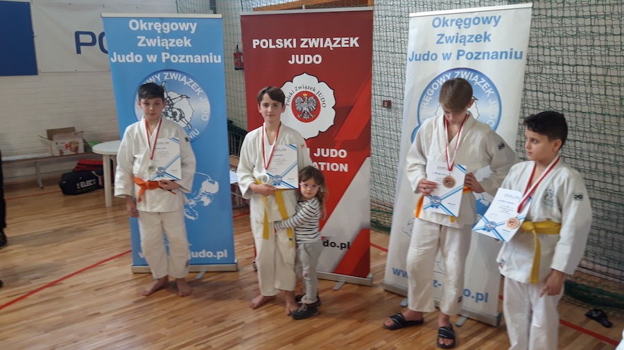 Trzy srebrne medale zdobyli młodzi judocy w pierwszym starcie w zawodach Konińskiego Klubu Judo.