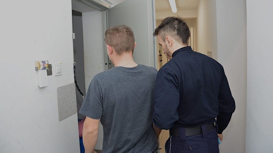 Okradli sklep, policja poszukuje kobiety