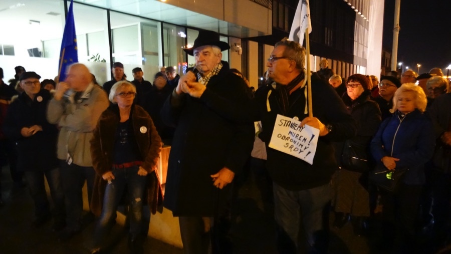 Koninianie protestują przed sądem