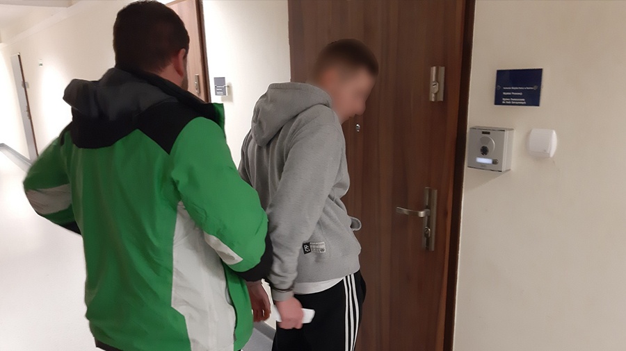 Sprawca kradzieży rozbójniczej zatrzymany, groźi mu do 10 lat więzienia