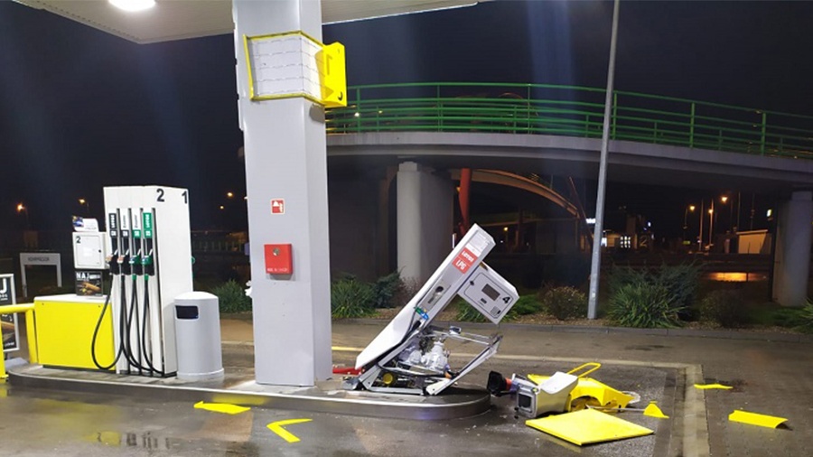 Uszkodzony dystrybutor LPG na stacji paliw